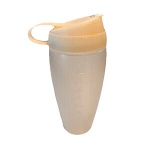 RUBBERMAID #309B 160Z SALAD DRESSING SHAKER W/FLIP TOP LID